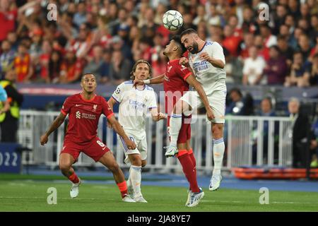 Paris, Frankreich. 28.. Mai 2022. Thiago Alcantara (Liverpool)Luka Modric (Real Madrid)Luis Diaz (Liverpool)Daniel Carvajal (Real Madrid) während des UEFA Champions League-Spiels zwischen Liverpool 0-1 Real Madrid im Stade de France am 28. Mai 2022 in Paris, Frankreich. Kredit: Maurizio Borsari/AFLO/Alamy Live Nachrichten Gutschrift: Aflo Co. Ltd./Alamy Live Nachrichten Stockfoto