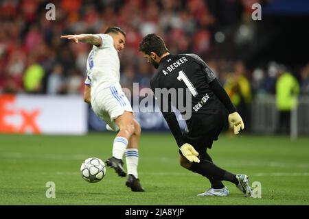 Paris, Frankreich. 28.. Mai 2022. Alisson Becker (Liverpool)Dani Ceballos (Real Madrid) während des UEFA Champions League-Spiels zwischen Liverpool 0-1 Real Madrid im Stade de France am 28. Mai 2022 in Paris, Frankreich. Kredit: Maurizio Borsari/AFLO/Alamy Live Nachrichten Gutschrift: Aflo Co. Ltd./Alamy Live Nachrichten Stockfoto