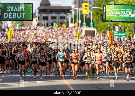 Ottawa, Kanada. 28 Mai 2022. Start der Elite-Sektion der Frauen (darunter Emily Setlack, Sasha Gollish, Natasha Wodak, Victoria Coates, Cleo Boyd) beim Tamarack Ottawa Race Weekend 10K Road Race und der Canadian 10K Road Racing Championship. Quelle: Sean Burges/Alamy Live News Stockfoto