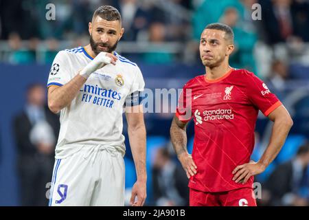 Saint Denis, Frankreich. 29.. Mai 2022. Thiago Alcantara aus Liverpool und Karim Benzema aus Real während des UEFA Champions League Finales zwischen dem FC Liverpool und dem FC Real Madrid am 28. Mai 2022 im Stade de France in Saint-Denis, Frankreich (Foto von Andrew SURMA/ Quelle: SIPA USA/Alamy Live News Stockfoto