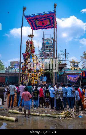 Indische Anhänger ziehen den Chariot eines hinduistischen Lords Aravan, indische Kultur Stockfoto