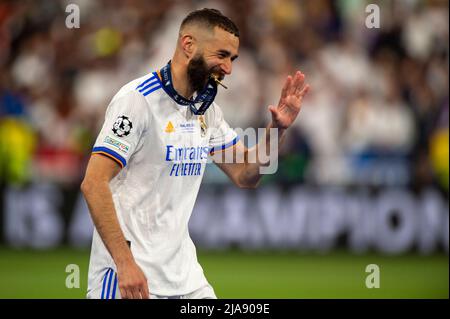 Saint Denis, Frankreich. 29.. Mai 2022. Karim Benzema von Real mit der Medaille während des UEFA Champions League Finales zwischen dem FC Liverpool und dem FC Real Madrid am 28. Mai 2022 im Stade de France in Saint-Denis, Frankreich (Foto von Andrew SURMA/ Credit: SIPA USA/Alamy Live News Stockfoto