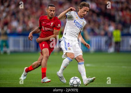 Saint Denis, Frankreich. 29.. Mai 2022. Luka Modric von Real und Thiago Alcantara von Liverpool kämpfen während des UEFA Champions League Finales zwischen dem FC Liverpool und dem FC Real Madrid am 28. Mai 2022 im Stade de France in Saint-Denis, Frankreich, um den Ball (Foto von Andrew SURMA/ Quelle: SIPA USA/Alamy Live News Stockfoto