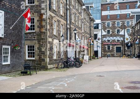 Halifax, Nova Scotia, Kanada - 10. August 2021: Die historischen Lagerhäuser auf dem Halifax Boardwalk in Halifax Stockfoto