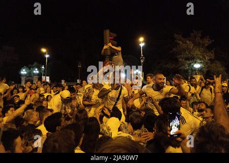 Madrid, Madrid, Spanien. 28.. Mai 2022. Real Madrid Fans feiern den Gewinn der Champions League an der Plaza de Cibeles in Madrid, Spanien. (Bild: © Matias Basualdo/ZUMA Press Wire) Bild: ZUMA Press, Inc./Alamy Live News Stockfoto