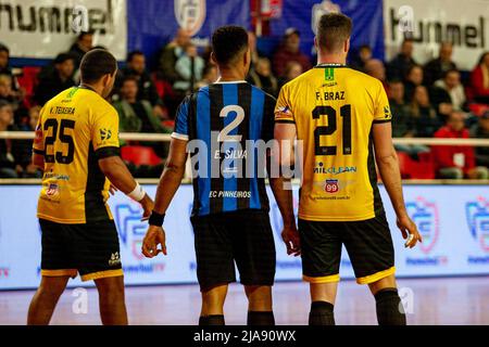 Argentinien. 28. Mai 2022.Handebol Taubate (BRA)-Spieler Vinicius TEIXEIRA, EC Pinheiros (BRA)-Spieler Edney SILVA und Handebol Taubate (BRA)-Spieler Raften BRAZ im Estadio sag Villa Ballester in Villa Ballester, Buenos Aires, Argentinien. Quelle: Fabian Lujan/ASN Media/Alamy Live News Stockfoto