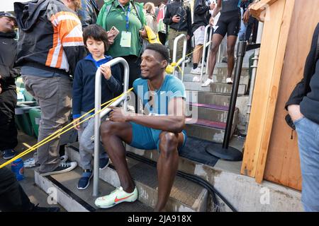 Eugene, Oregon, USA. 28.. Mai 2022. FRED KERLEY aus den Vereinigten Staaten sitzt mit Fans, nachdem er während des Prefontaine Classic im Hayward Field in Eugene, Oregon, den 100-Meter-Strich gefahren hat. (Bild: © Brian Branch Price/ZUMA Press Wire) Stockfoto