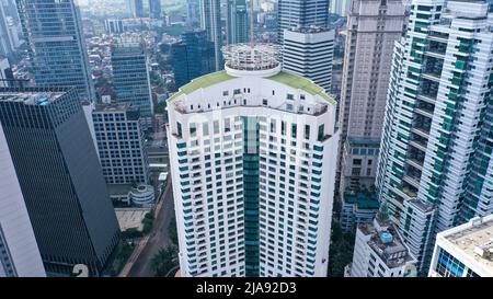 Jakarta, Indonesien, 23-05-2022. Ayana Midplaza Luxushotel in Jakarta mit einem hohen Gebäude in der Nähe Stockfoto