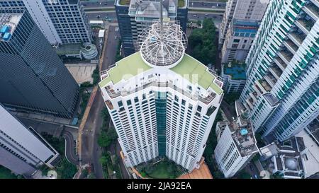 Jakarta, Indonesien, 23-05-2022. Ayana Midplaza Luxushotel in Jakarta mit einem hohen Gebäude in der Nähe Stockfoto