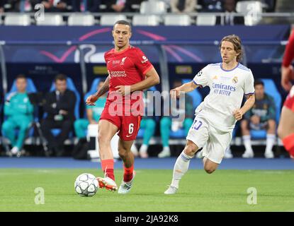 Paris, Frankreich. 28.. Mai 2022. Thiago Alcantara aus Liverpool, Luka Modric aus Real Madrid während des UEFA Champions League-Finales zwischen dem FC Liverpool und dem FC Real Madrid am 28. Mai 2022 im Stade de France in Saint-Denis bei Paris, Frankreich - Foto Jean Catuffe / DPPI Credit: DPPI Media/Alamy Live News Stockfoto