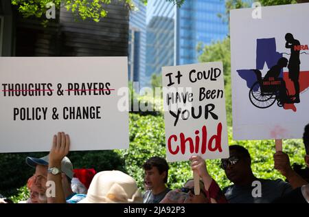 Houston, USA. 28.. Mai 2022. Demonstranten versammeln sich am 28. Mai 2022 außerhalb der NRA-Konvention in Houston, Texas. (Foto von Stephanie Tacy/SIPA USA) Quelle: SIPA USA/Alamy Live News Stockfoto