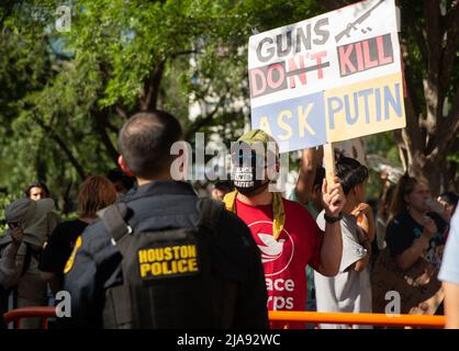 Houston, USA. 28.. Mai 2022. Demonstranten versammeln sich am 28. Mai 2022 außerhalb der NRA-Konvention in Houston, Texas. (Foto von Stephanie Tacy/SIPA USA) Quelle: SIPA USA/Alamy Live News Stockfoto