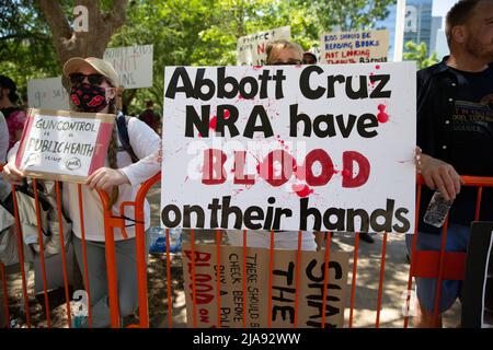 Houston, USA. 28.. Mai 2022. Demonstranten versammeln sich am 28. Mai 2022 außerhalb der NRA-Konvention in Houston, Texas. (Foto von Stephanie Tacy/SIPA USA) Quelle: SIPA USA/Alamy Live News Stockfoto