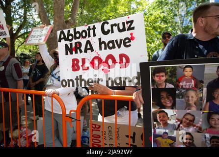 Houston, USA. 28.. Mai 2022. Demonstranten versammeln sich am 28. Mai 2022 außerhalb der NRA-Konvention in Houston, Texas. (Foto von Stephanie Tacy/SIPA USA) Quelle: SIPA USA/Alamy Live News Stockfoto