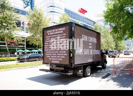 Houston, USA. 28.. Mai 2022. Demonstranten versammeln sich am 28. Mai 2022 außerhalb der NRA-Konvention in Houston, Texas. (Foto von Stephanie Tacy/SIPA USA) Quelle: SIPA USA/Alamy Live News Stockfoto