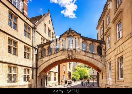 Vom 6. Juni 2019: Oxford, UK - Hertford Brücke, im Volksmund als die Seufzerbrücke bekannt, tritt in Teilen von Hertford College in New College Lane. In der... Stockfoto