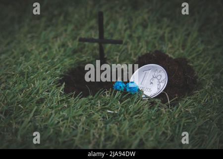 Der Rubel fiel im Wert. Währungsabwertung. Krise im Land. Verbot von Zahlungen und Überweisungen. Harte Zeiten für die Währungseinheit. Hohes q Stockfoto