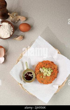 Koreanischer Kimchi Pancake oder Kimchijeon, gebratene gemischte Eier, Kimchi und Mehl. Blick von oben auf koreanische Küche Stockfoto