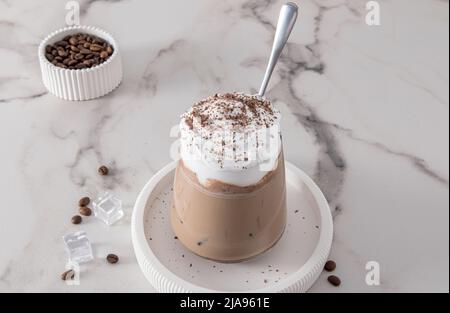 Ein großes Glas Kaffee Latte oder Cappuccino mit Milch und Schlagsahne oder Eis. Köstliches Sommerdessert bei heißem Wetter Stockfoto