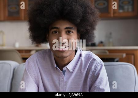 Schöner afroamerikanischer Blogger Kerl mit natürlichen lockigen flauschigen Haaren Stockfoto