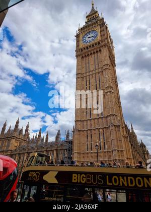 London, Großbritannien. 28. Mai 2022. Sri Lanker demonstrieren auf dem Parliament Square in London für die Entfernung der aktuellen autokratischen, korrupten Regierung unter der Leitung von Gotabhaya Rajapaksa in ihrem Land. Das Land ist pleite und hat fast zwei Monate lang keine lebenswichtigen Lebensmittel, Elektrizität, Brennstoffe, Gas und wichtige Medikamente mehr. Stockfoto