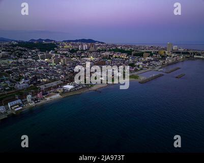 Luftaufnahme des Glühen nach Sonnenuntergang über der Küstenstadt am Point Stockfoto