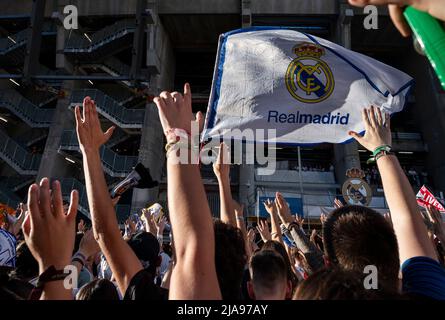 Madrid, Spanien. 29.. Mai 2022. Real Madrid-Fans versammeln sich vor dem Santiago Bernabeu-Stadion vor dem Start des UEFA Champions League-Finalspieles 2022 zwischen Liverpool und Real Madrid in Madrid. Real Madrid gewann seine Meisterschaft 14., nachdem es Liverpool 1-0 im Stade de France im Stadion Saint-Denis in Frankreich besiegt hatte. (Foto von Miguel Candela/SOPA Images/Sipa USA) Quelle: SIPA USA/Alamy Live News Stockfoto