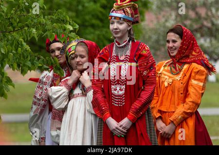 Tula, Russland. 28.. Mai 2022. Mädchen in traditionellen russischen