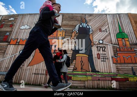 Tula, Russland. 28.. Mai 2022. Auf dem Kasaner Ufer im Zentrum von Tula, Russland, befindet sich ein Banner mit historischen Szenen und einem von Zar Peter dem Großen Stockfoto