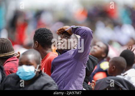 Nairobi, Kenia. 28.. Mai 2022. Ein Kenianer blickt in den Himmel auf der Kenya Defence Forces Air Show im Uhuru Gardens National Monument and Museum. Die kostenlose Air Show war ein Vorläufer der Inbetriebnahme des Uhuru Gardens National Monument and Museum. Es wurde von der Kenya Air Force geleitet und umfasste die kenianischen Wildlife Services sowie zivile Aerobatic- und Sky Diving-Teams. Ziel war es, die Öffentlichkeit zu unterhalten und zu erziehen. (Foto von Boniface Muthoni/SOPA Images/Sipa USA) Quelle: SIPA USA/Alamy Live News Stockfoto