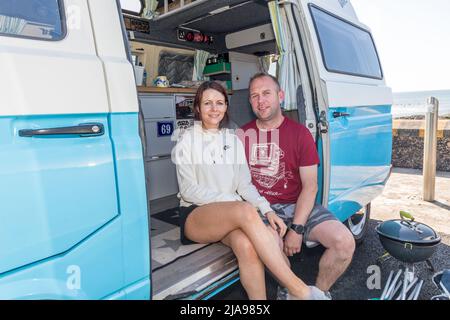 Garrettstown, Cork, Irland. Mai 2022. Ein junges Paar, das sich auf einem Wochenendtrip in ihrem VW-Wohnmobil in Garrettstown, Co. Cork, Irland. - Guthaben; David Creedon / Alamy Live News Stockfoto