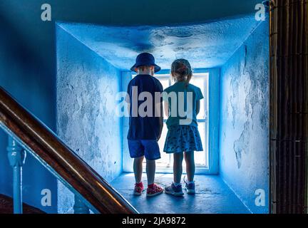 Alter Leiter von Kinsale, Cork, Irland. 28.. Mai 2022. Zwei Kinder stehen an einem Tag der offenen Tür auf einer Fensterbank oben auf dem Leuchtturm, um Geld für das Lusitania Museum/Signalturm am Old Head of Kinsale, Co. Cork, Irland, zu sammeln. - Credit; David Creedon / Alamy Live News Stockfoto