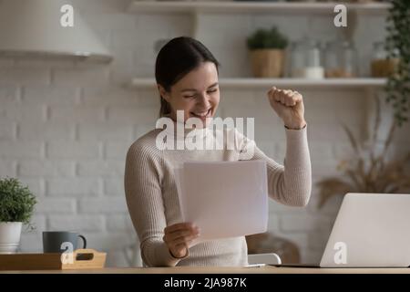 Aufgeregt, ein Mädchen, das von der Schule einen Zulassungsbrief erhält Stockfoto