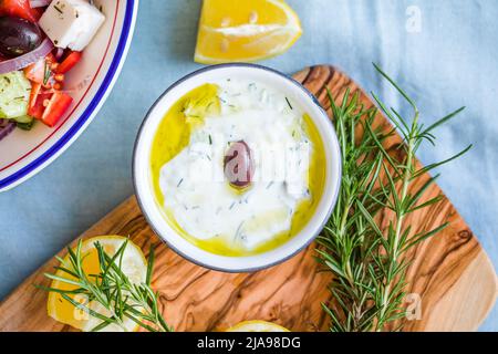 Typisch griechischer Snack bestehend aus Tsatziki-Sauce mit Gurke, Oliven und Brot Stockfoto