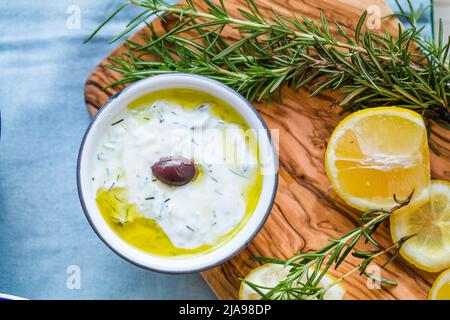 Typisch griechischer Snack bestehend aus Tsatziki-Sauce mit Gurke, Oliven und Brot Stockfoto