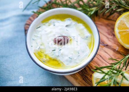 Typisch griechischer Snack bestehend aus Tsatziki-Sauce mit Gurke, Oliven und Brot Stockfoto