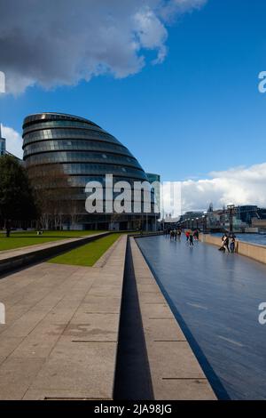 London, Großbritannien-April 1,2022: Greater London Authority Headquarters die GLA befindet sich im City Hall, einem neuen Gebäude am Südufer des Flusses Stockfoto