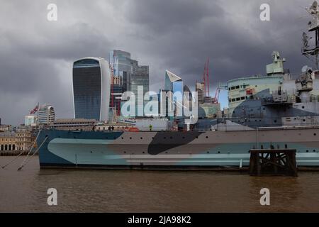 London, Großbritannien-April 1,2022: Die HMS Belfast wurde für die Royal Navy gebaut. Sie ist nun dauerhaft als Museumsschiff auf der Themse in Lo vertäut Stockfoto