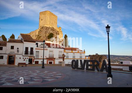 Olvera , Spanien - Februar 11,2022: Schloss Olvera bei Sonnenuntergang. Castillo de Olvera befindet sich in Olvera in der Provinz Cádiz, Südspanien. Es war ein muss Stockfoto