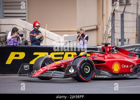 Monte Carlo, Monaco. 28.. Mai 2022. Ferrari-Fahrer Charles Leclerc fährt während der Qualifikation zum Formel-1-Grand-Prix von Monaco auf dem Circuit de Monaco in Monte Carlo, Monaco, 28. Mai 2022. Quelle: Qian Jun/Xinhua/Alamy Live News Stockfoto