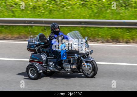 Blue Honda Goldwing 1500 Trikes, Trikes-Trikes-Umbau auf der Autobahn M61 in Großbritannien Stockfoto