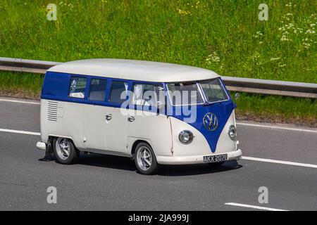 1967 60s 60er VW Volkswagen Typ 2 Camper Van Splitscreen Splitscreen Minibus. Blau Weiß geteilter Bildschirm VW Käfer, alter Typ, Bug, Stockfoto