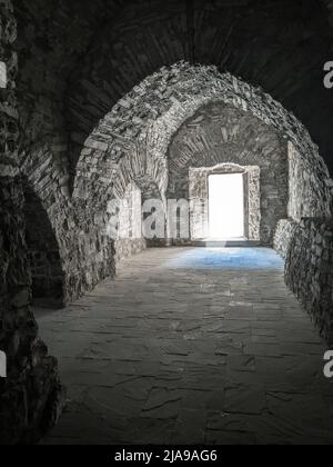 Eingang zum Kerker einer alten Steinburg Stockfoto