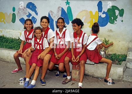 Uniformierte Schulkinder in der Altstadt von Havanna, Kuba, Karibik Stockfoto