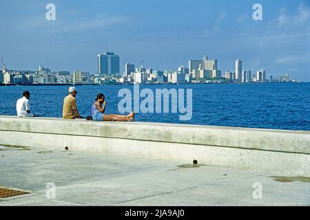 Junge kubaner am Malecon, Uferpromenade in der Altstadt von Havanna, Kuba, Karibik Stockfoto