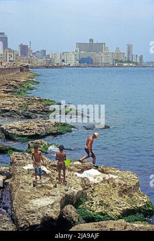 Junge kubaner am Malecon, Uferpromenade in der Altstadt von Havanna, Kuba, Karibik Stockfoto