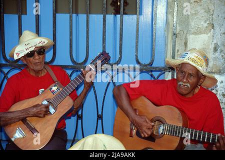 Alte kubanische Männer spielen Gitarre, Straßenmusik auf der Plaza de la Catedral, Havanna, Kuba, Karibik Stockfoto