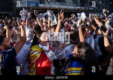 Madrid, Spanien. 29.. Mai 2022. Real Madrid-Fans versammeln sich vor dem Santiago Bernabeu-Stadion vor dem Start des UEFA Champions League-Finalspieles 2022 zwischen Liverpool und Real Madrid in Madrid. Real Madrid gewann seine Meisterschaft 14., nachdem es Liverpool 1-0 im Stade de France im Stadion Saint-Denis in Frankreich besiegt hatte. Kredit: SOPA Images Limited/Alamy Live Nachrichten Stockfoto