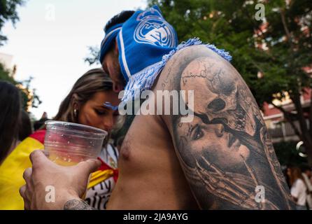 Madrid, Spanien. 29.. Mai 2022. Real Madrid-Fans versammeln sich vor dem Santiago Bernabeu-Stadion vor dem Start des UEFA Champions League-Finalspieles 2022 zwischen Liverpool und Real Madrid in Madrid. Real Madrid gewann seine Meisterschaft 14., nachdem es Liverpool 1-0 im Stade de France im Stadion Saint-Denis in Frankreich besiegt hatte. Kredit: SOPA Images Limited/Alamy Live Nachrichten Stockfoto