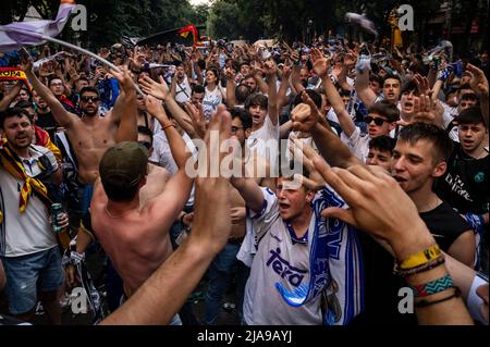 Madrid, Spanien. 29.. Mai 2022. Real Madrid-Fans versammeln sich vor dem Santiago Bernabeu-Stadion vor dem Start des UEFA Champions League-Finalspieles 2022 zwischen Liverpool und Real Madrid in Madrid. Real Madrid gewann seine Meisterschaft 14., nachdem es Liverpool 1-0 im Stade de France im Stadion Saint-Denis in Frankreich besiegt hatte. Kredit: SOPA Images Limited/Alamy Live Nachrichten Stockfoto